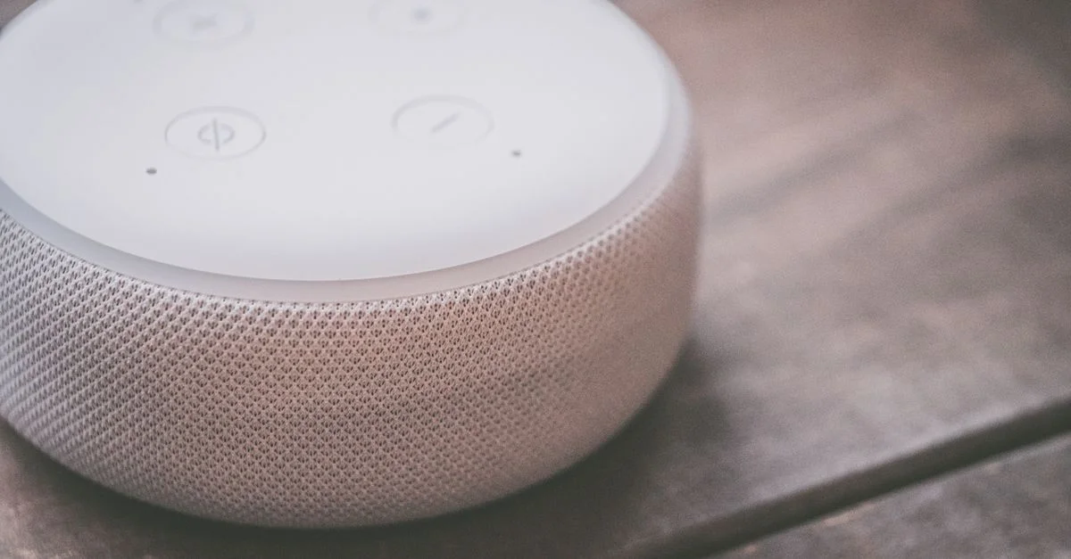 Vue rapprochée d'une enceinte intelligente sur une surface en bois, mettant en valeur la technologie moderne.