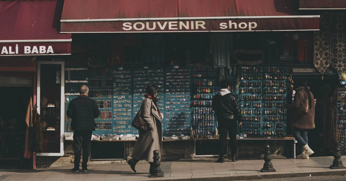 Une boutique de souvenirs animée dans le marché de rue d'Istanbul, qui capture la culture locale.