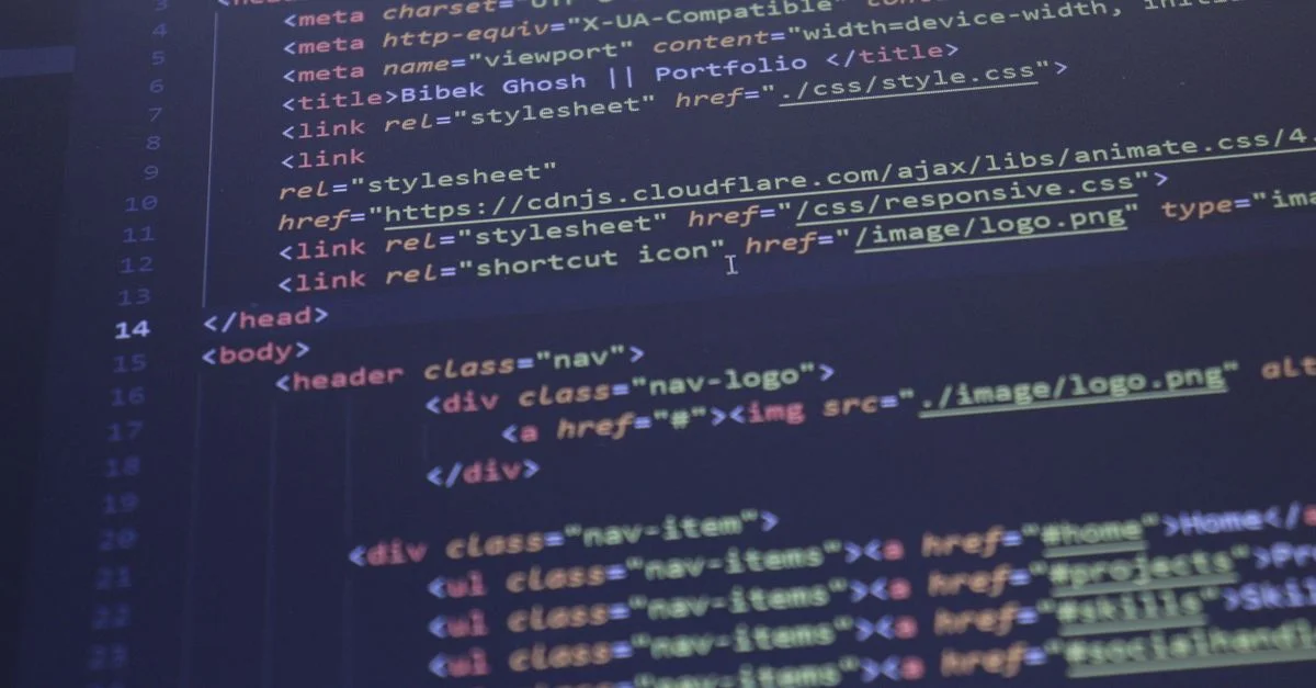 Vue rapprochée de code HTML et CSS affiché sur un écran d'ordinateur, idéal pour les thèmes de programmation et de technologie.