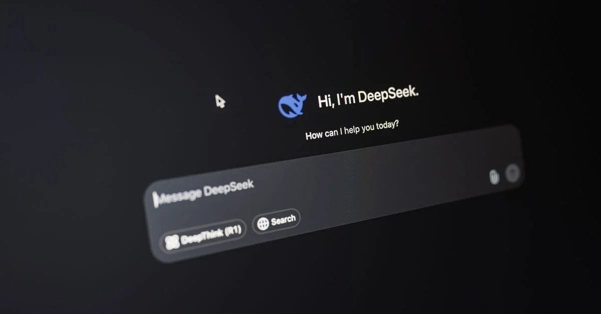 Gros plan de l'interface DeepSeek AI sur un écran sombre mettant en évidence la fonctionnalité de chat.