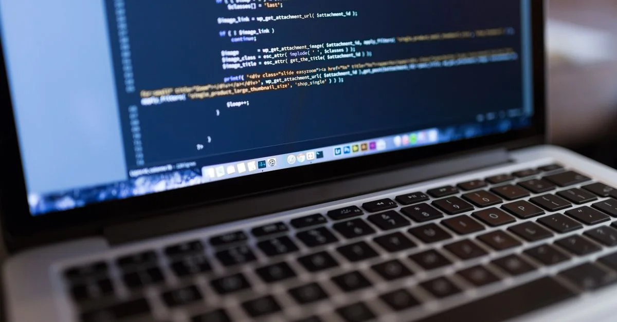 Vue focalisée sur du code de programmation affiché sur un ordinateur portable, idéal pour des thèmes technologiques et de programmation.