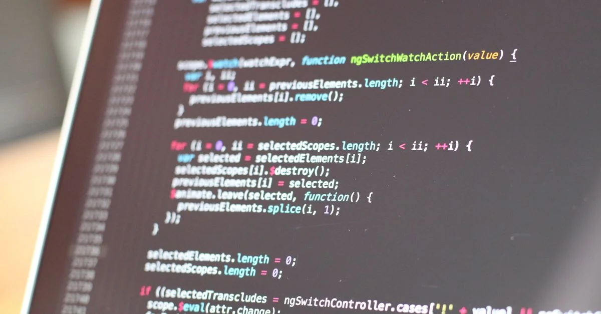 Vue rapprochée de code coloré sur l'écran d'un ordinateur portable, mettant en avant des concepts de programmation.